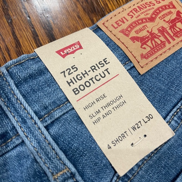 Levi's Light & Mid Blue Flare Jeans - Women's - Picture 4 of 5
